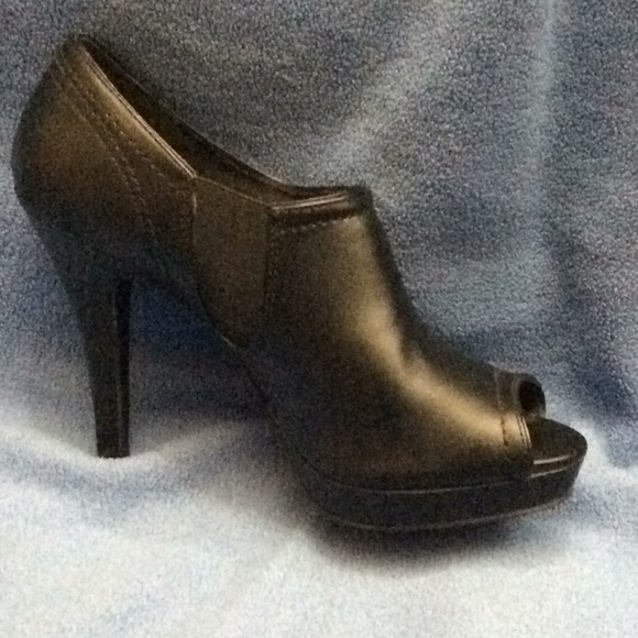 Black Peep-Toe Heels - Picture 4 of 5